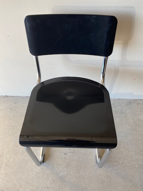 Chaise de salle à manger incurvée d'inspiration rétro en noir - SECONDS