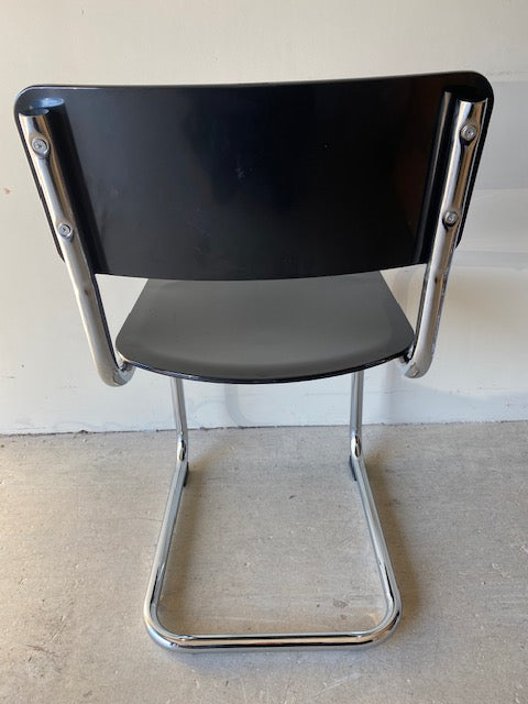Chaise de salle à manger incurvée d'inspiration rétro en noir - SECONDS