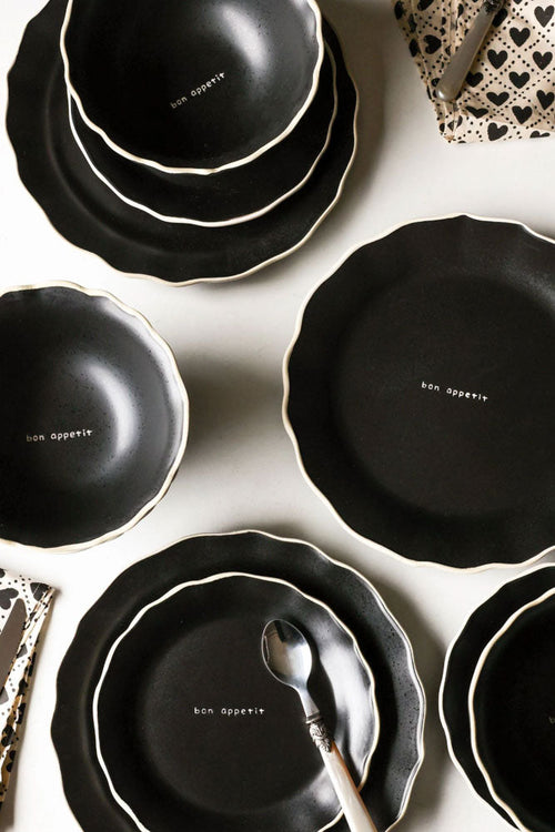 Service de table Bon Apetit 12 pièces à bords noirs et blanc cassé