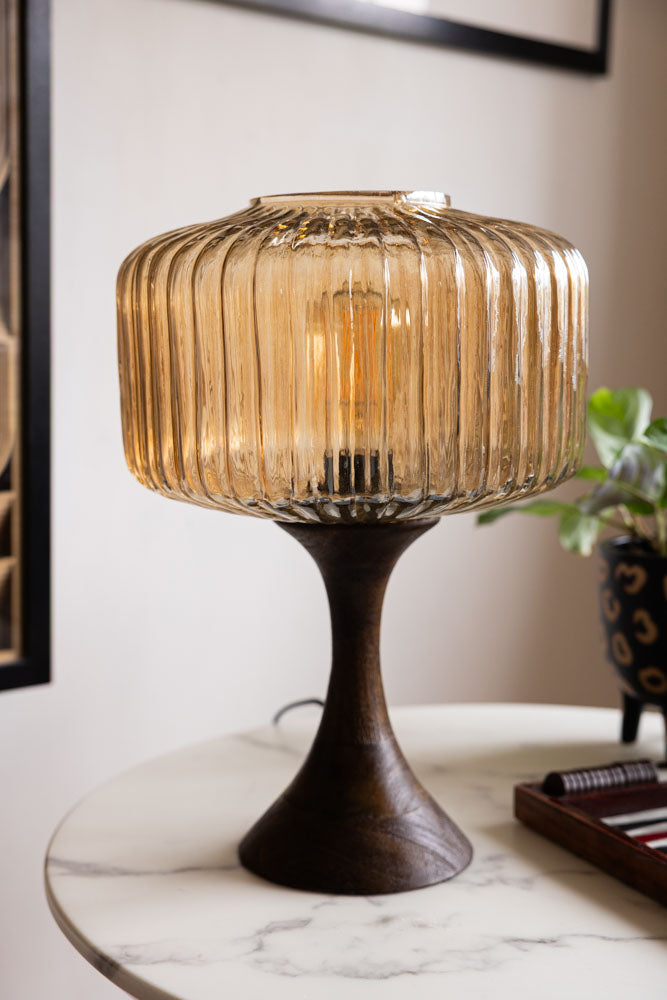 Lampe de table en verre ambré et base en bois