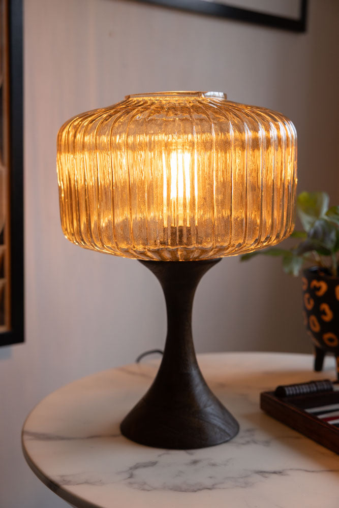 Lampe de table en verre ambré et base en bois