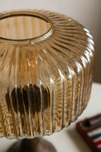 Lampe de table en verre ambré et base en bois