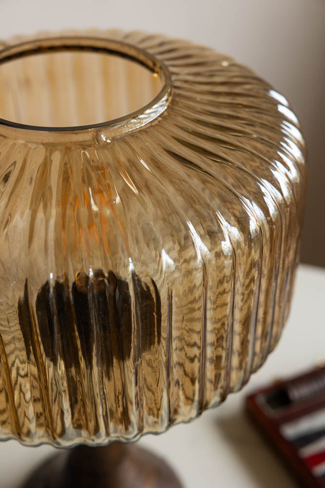 Lampe de table en verre ambré et base en bois