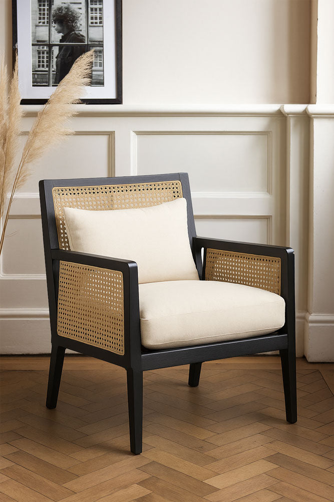Fauteuil artisanal avec cadre en bois crème