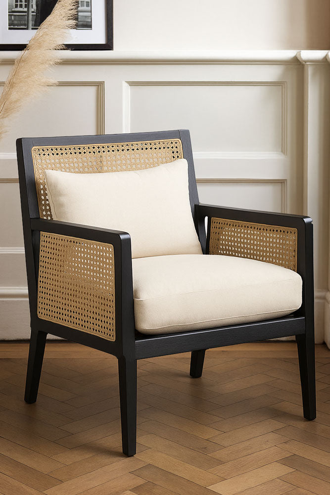 Fauteuil artisanal avec cadre en bois crème