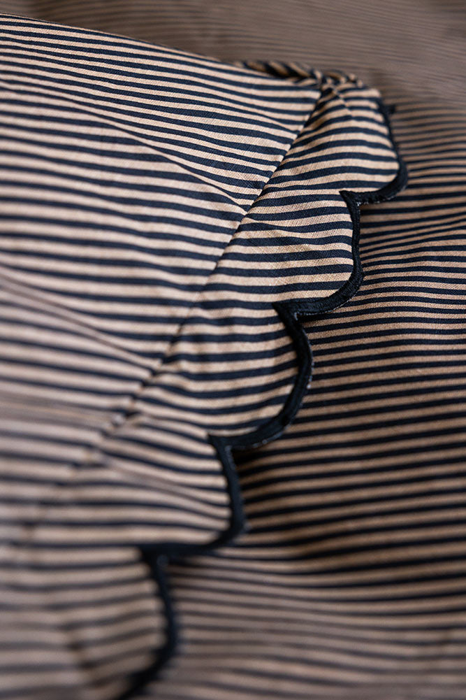 Parure de lit à rayures noires et bords festonnés - Disponible en 4 tailles