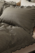 Parure de lit à rayures noires et bords festonnés - Disponible en 4 tailles