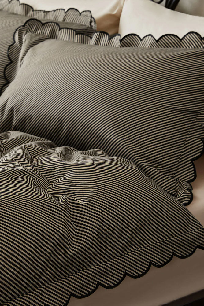 Parure de lit à rayures noires et bords festonnés - Disponible en 4 tailles