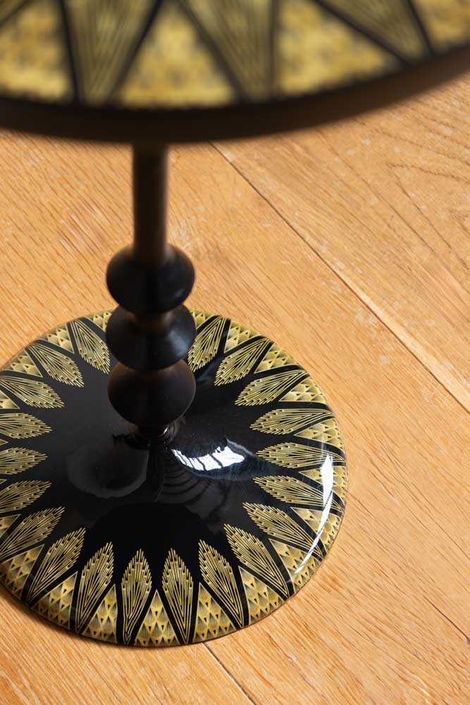 Table d'appoint d'inspiration Art déco noire et dorée