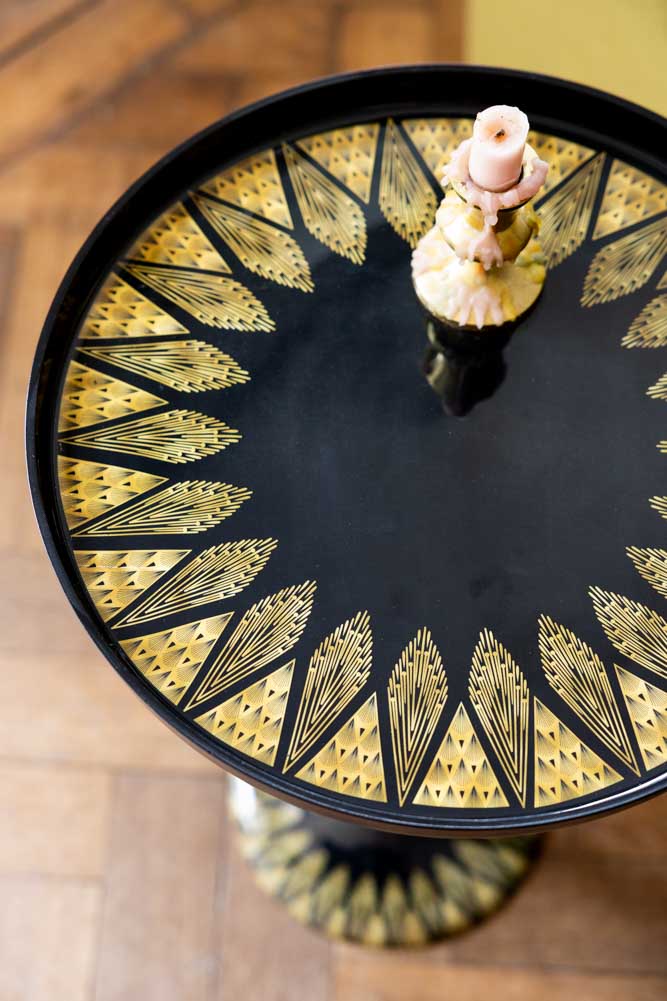Table d'appoint d'inspiration Art déco noire et dorée