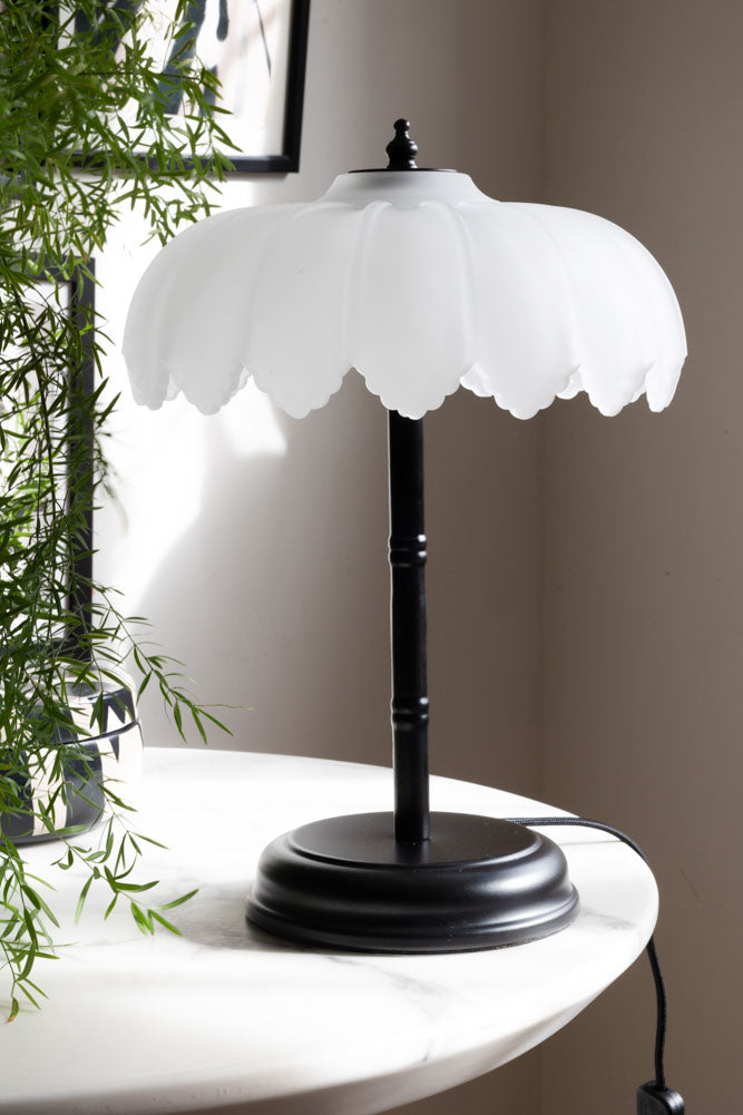 Lampe de table désertique noire et blanche