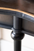 Console noire et dorée de style antique