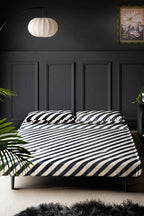 Grand canapé-lit 2 places Mabel en velours Studio Stripe sable et noir