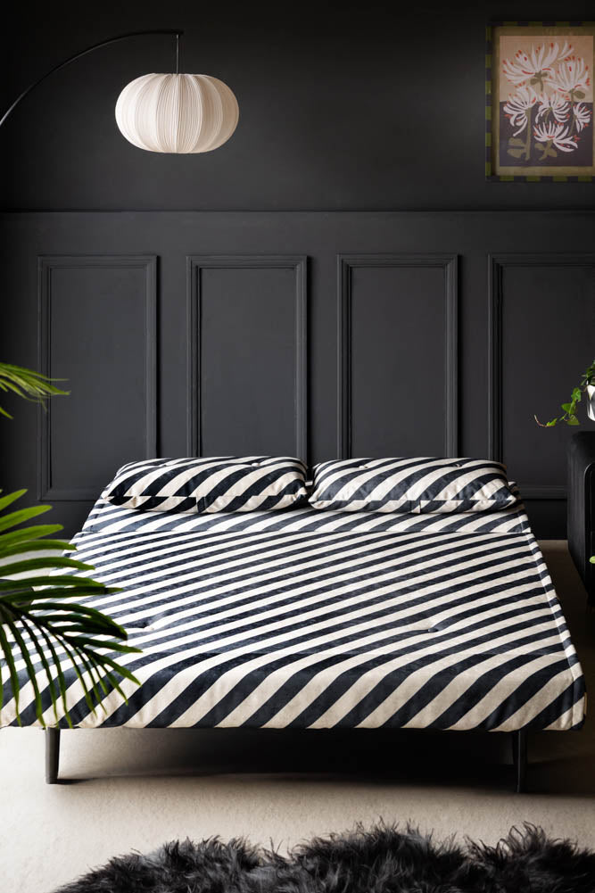 Grand canapé-lit 2 places Mabel en velours Studio Stripe sable et noir