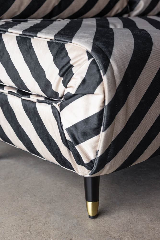 Grand canapé-lit 2 places Mabel en velours Studio Stripe sable et noir