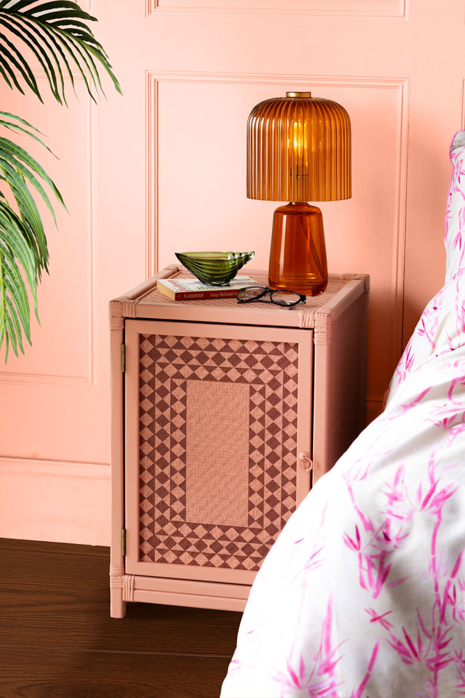 Table de chevet en relief de diamant rose pâle