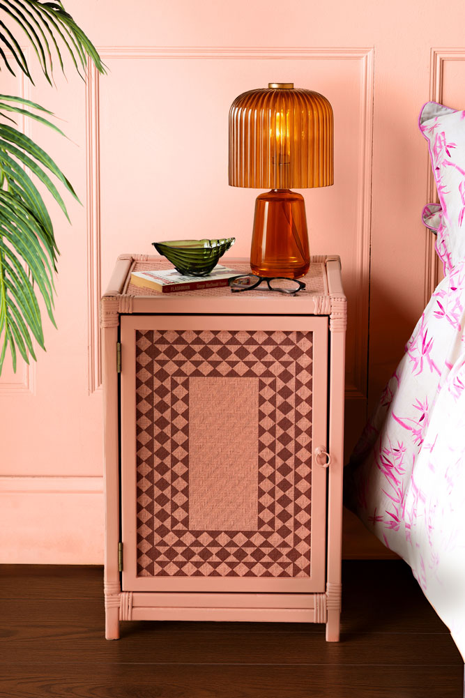Table de chevet en relief de diamant rose pâle