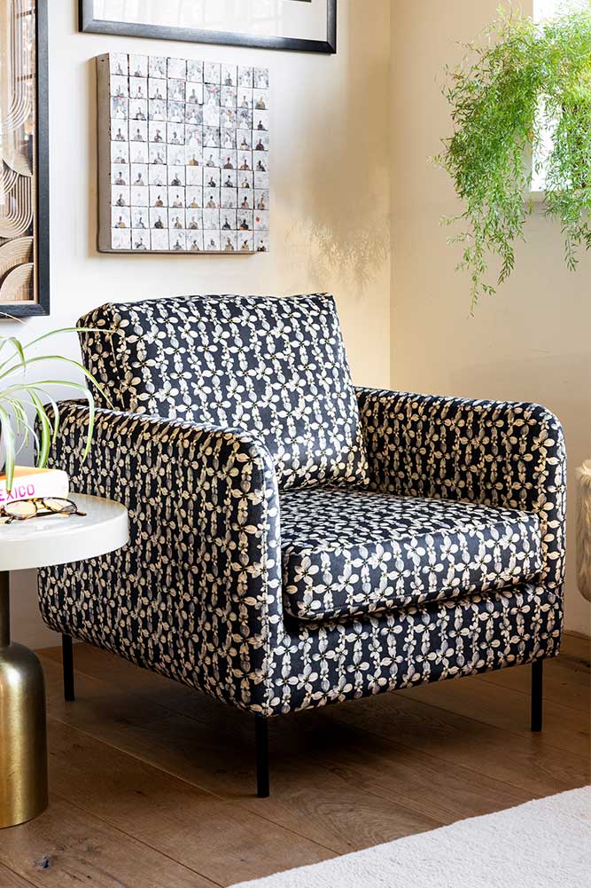 Le fauteuil en velours imprimé marguerites Edie