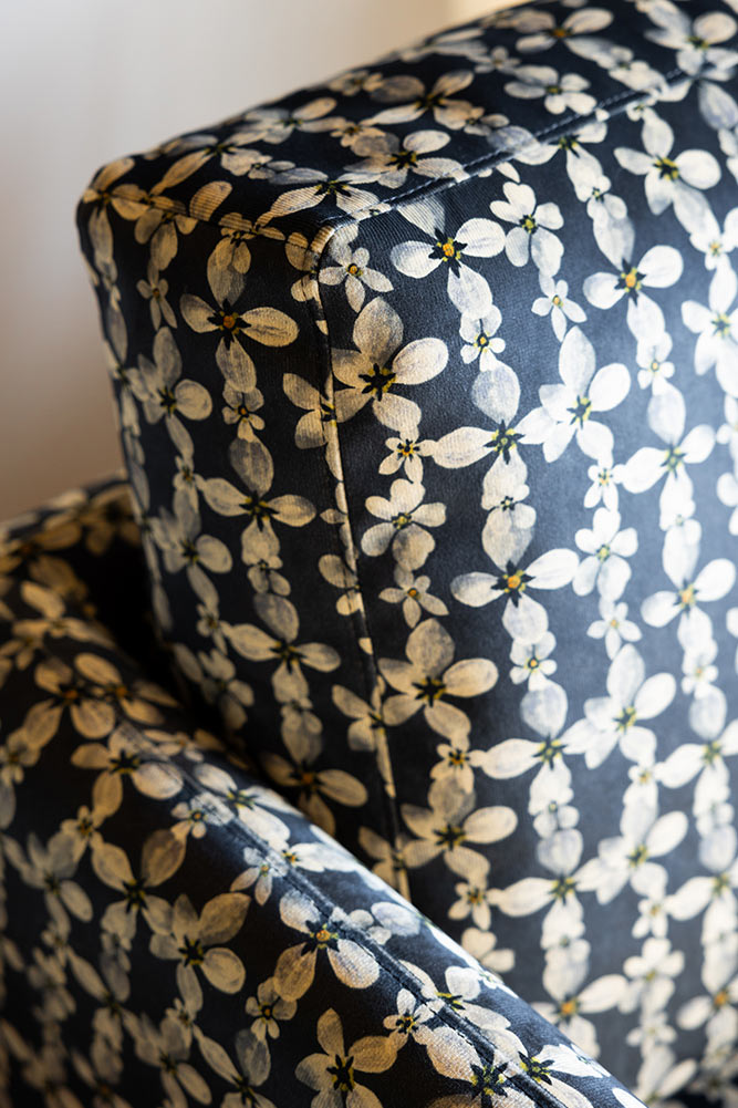 Le fauteuil en velours imprimé marguerites Edie