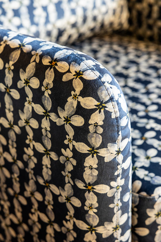 Le fauteuil en velours imprimé marguerites Edie