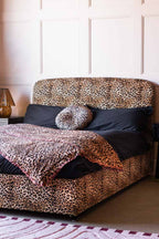 Le lit Jagger en velours Leopard Love - Disponible en 2 tailles