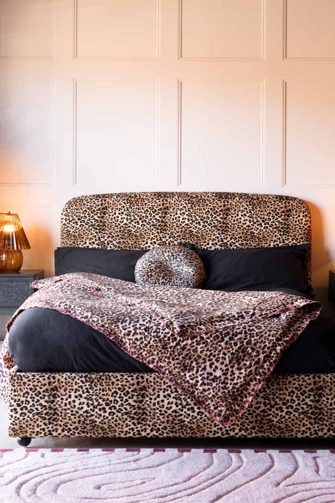 Le lit Jagger en velours Leopard Love - Disponible en 2 tailles