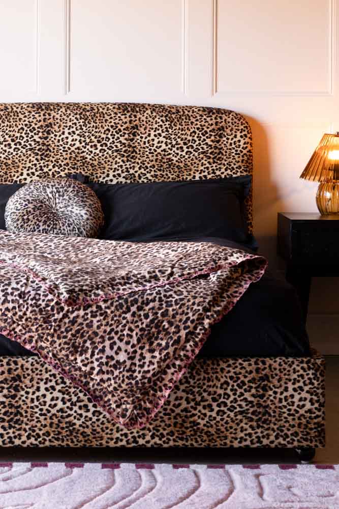 Le lit Jagger en velours Leopard Love - Disponible en 2 tailles