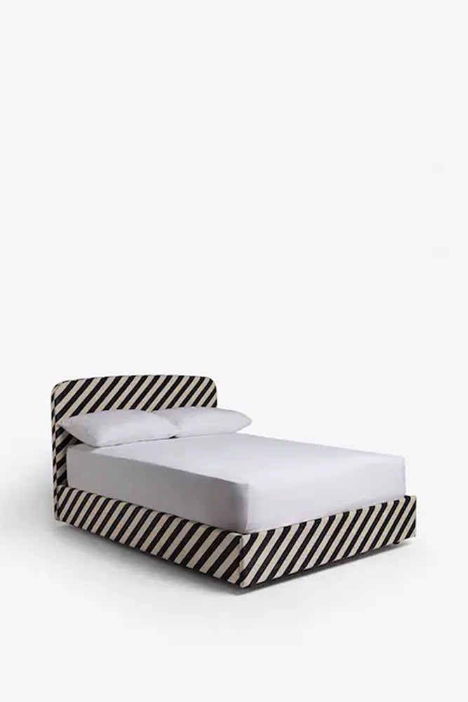 Le lit Jagger en velours Studio Stripe sable et noir - Disponible en 2 tailles