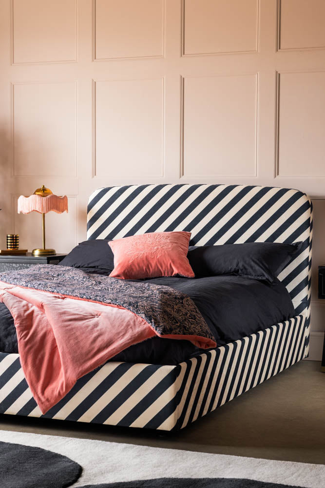 Le lit Jagger en velours Studio Stripe sable et noir - Disponible en 2 tailles