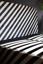 Le lit Jagger en velours Studio Stripe sable et noir - Disponible en 2 tailles