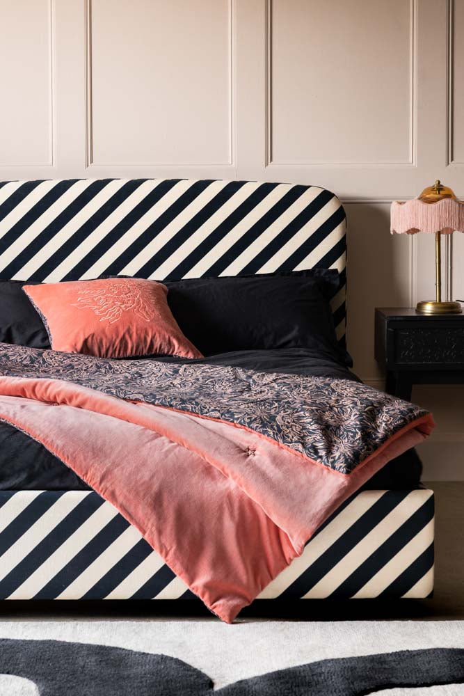 Le lit Jagger en velours Studio Stripe sable et noir - Disponible en 2 tailles