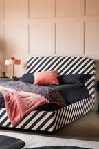 Le lit ottoman Jagger en velours Studio Stripe sable et bleu nuit - Disponible en 2 tailles