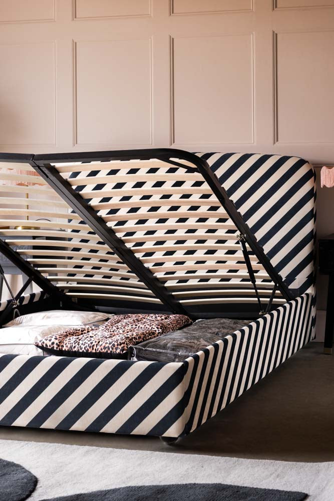 Le lit ottoman Jagger en velours Studio Stripe sable et bleu nuit - Disponible en 2 tailles