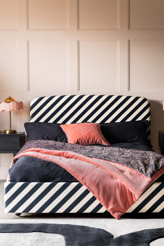 Le lit ottoman Jagger en velours Studio Stripe sable et bleu nuit - Disponible en 2 tailles