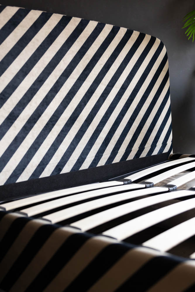 Le lit ottoman Jagger en velours Studio Stripe sable et bleu nuit - Disponible en 2 tailles