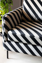 Le canapé 2 places Edie en velours Studio Stripe
