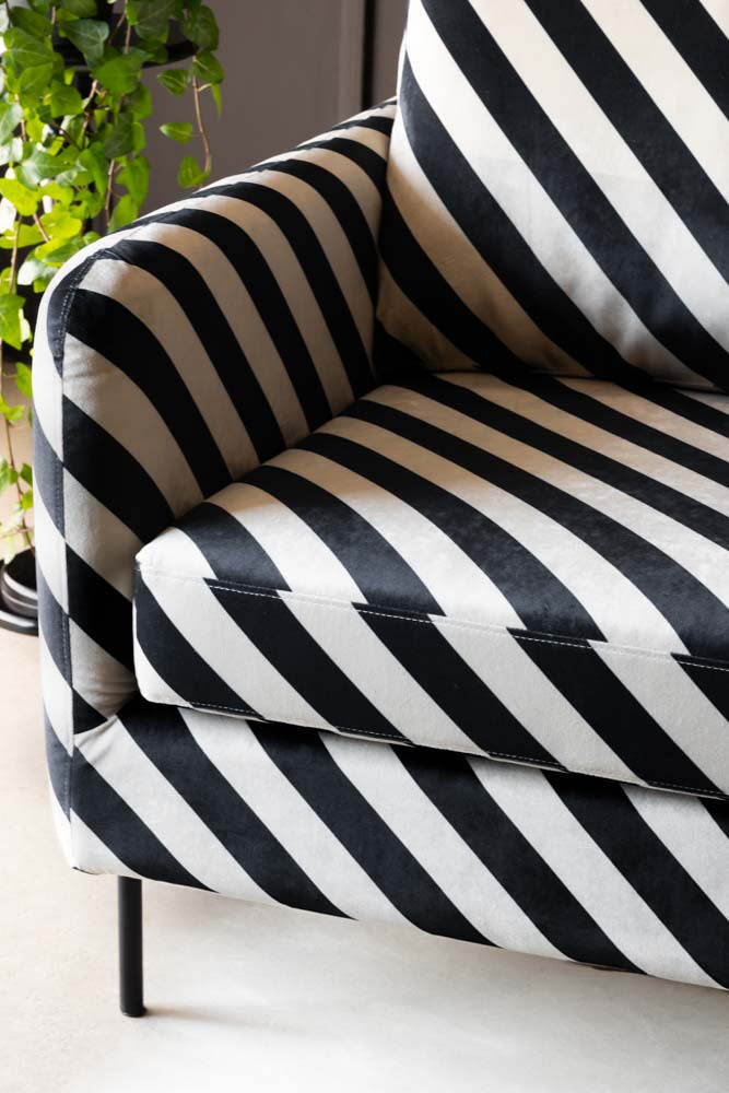 Le canapé 2 places Edie en velours Studio Stripe