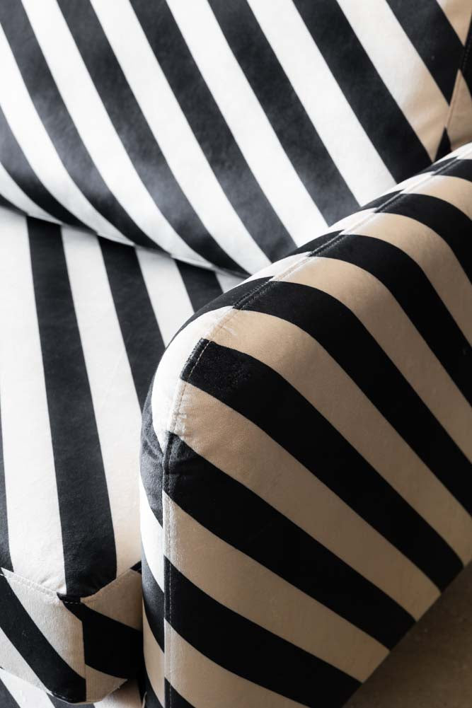 Le canapé 2 places Edie en velours Studio Stripe