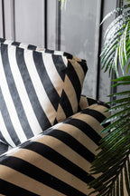 Le canapé 2 places Edie en velours Studio Stripe