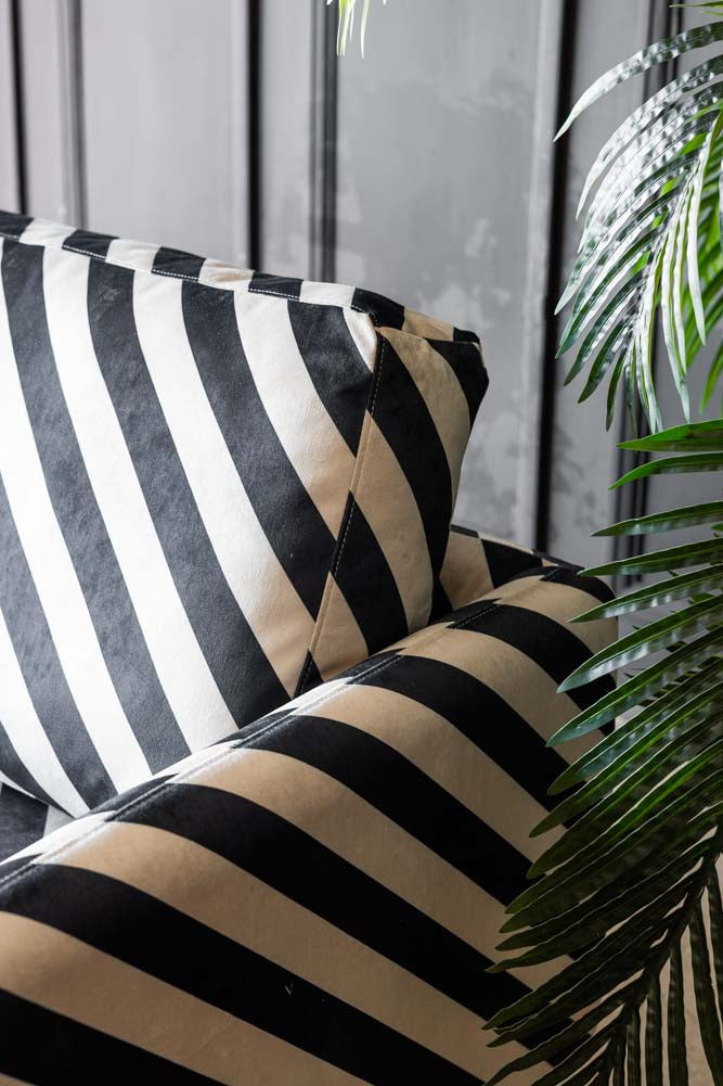 Le canapé 2 places Edie en velours Studio Stripe