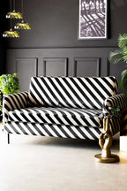 Le canapé 2 places Edie en velours Studio Stripe