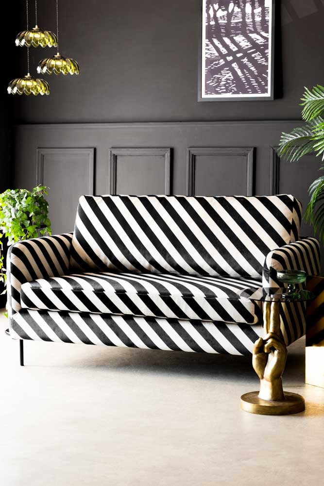 Le canapé 2 places Edie en velours Studio Stripe
