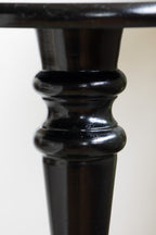 Table d'appoint noire en bois tourné