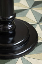 Table d'appoint noire en bois tourné