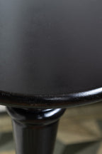 Table d'appoint noire en bois tourné