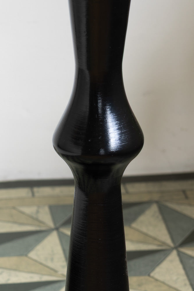 Table d'appoint noire en bois tourné