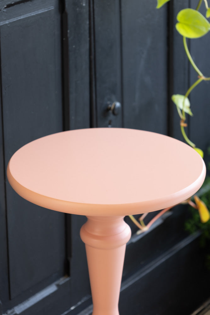Table d'appoint en bois tourné rose