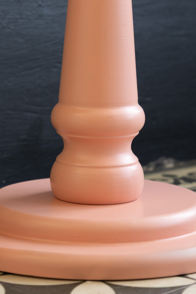 Table d'appoint en bois tourné rose