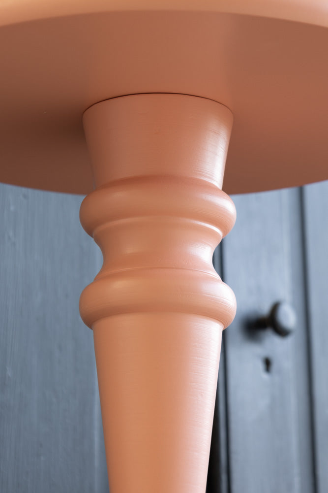 Table d'appoint en bois tourné rose