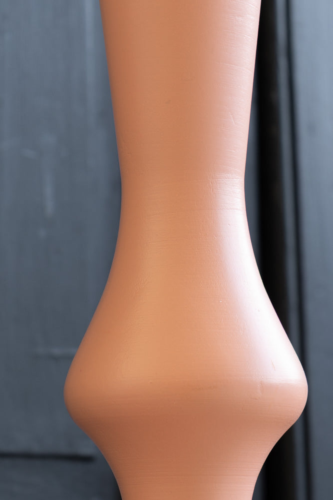 Table d'appoint en bois tourné rose